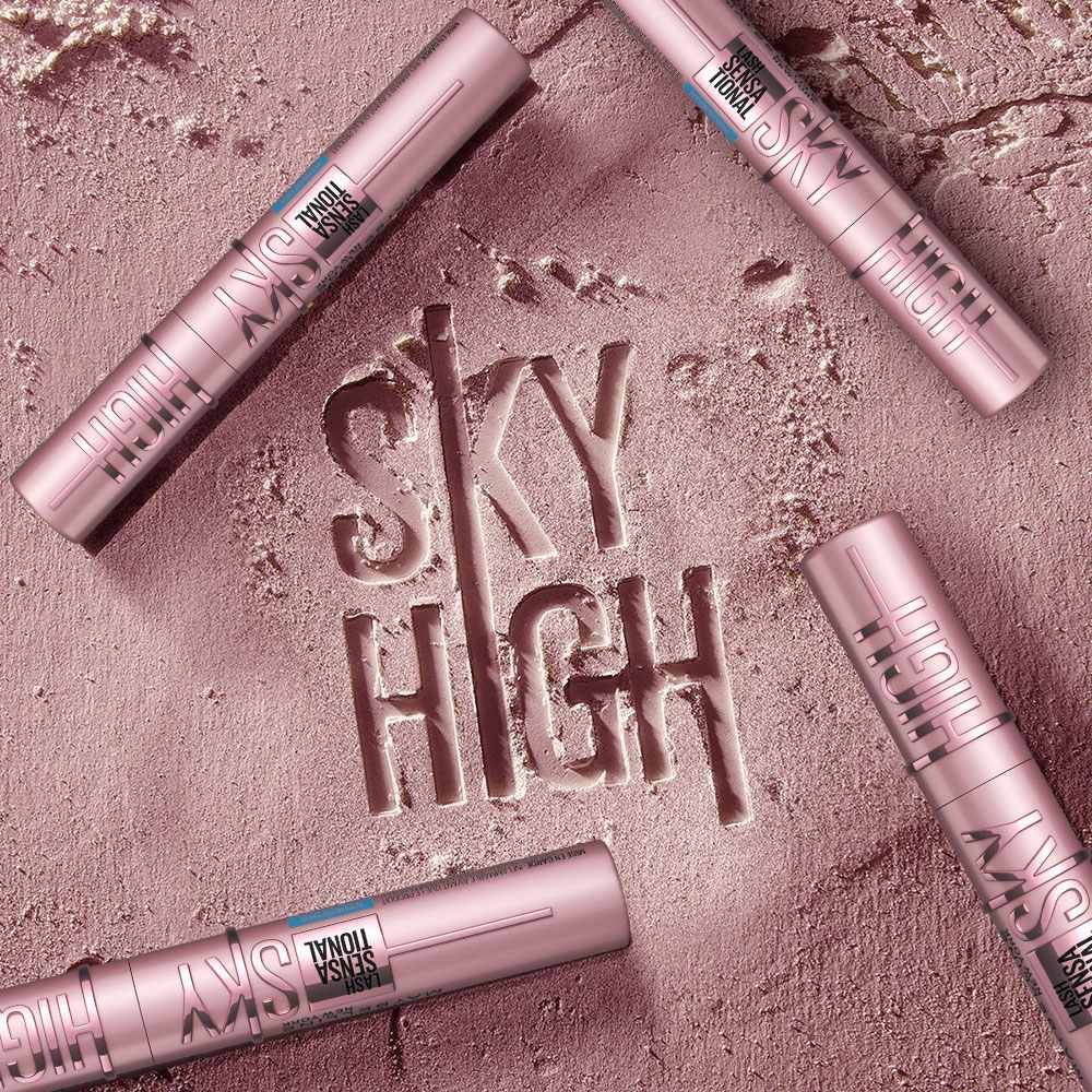 Modelo sosteniendo la máscara de pestañas Sky High
